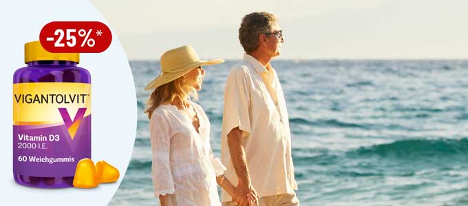Ein Mann und eine Frau laufen Hand in Hand am Meer. Daneben sieht man die Vigantolvit 2000 I.E. Vitamin D3 Weichgummis.