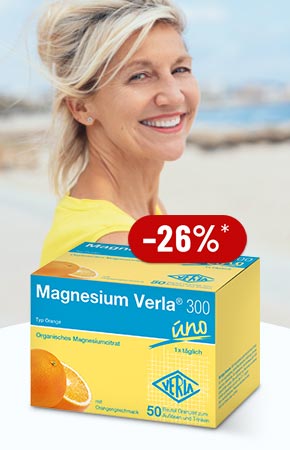 Magnesium Verla 300 uno Trinkgranulat mit 26 % Rabatt*, lächelnde Frau am Strand im Hintergrund